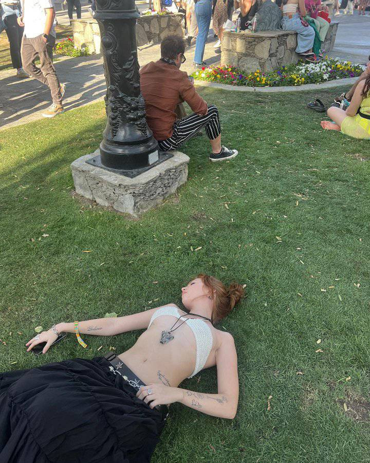 "Nóng bỏng nhất nước Mỹ trong mùa hè này", "Cô gái 'cháy' nhất bãi biển là đây", "Mọi ánh mắt đều đổ dồn khi bạn diện bikini đi trên đường phố, bạn không ngại ư", "Mặc như thế này đi tắm biển thì được chứ bình thường mặc như này thì gợi cảm quá", "Đây là thành phố biển mà các bạn ơi, tự tin lên nào",... là những bình luận của cư dân mạng.