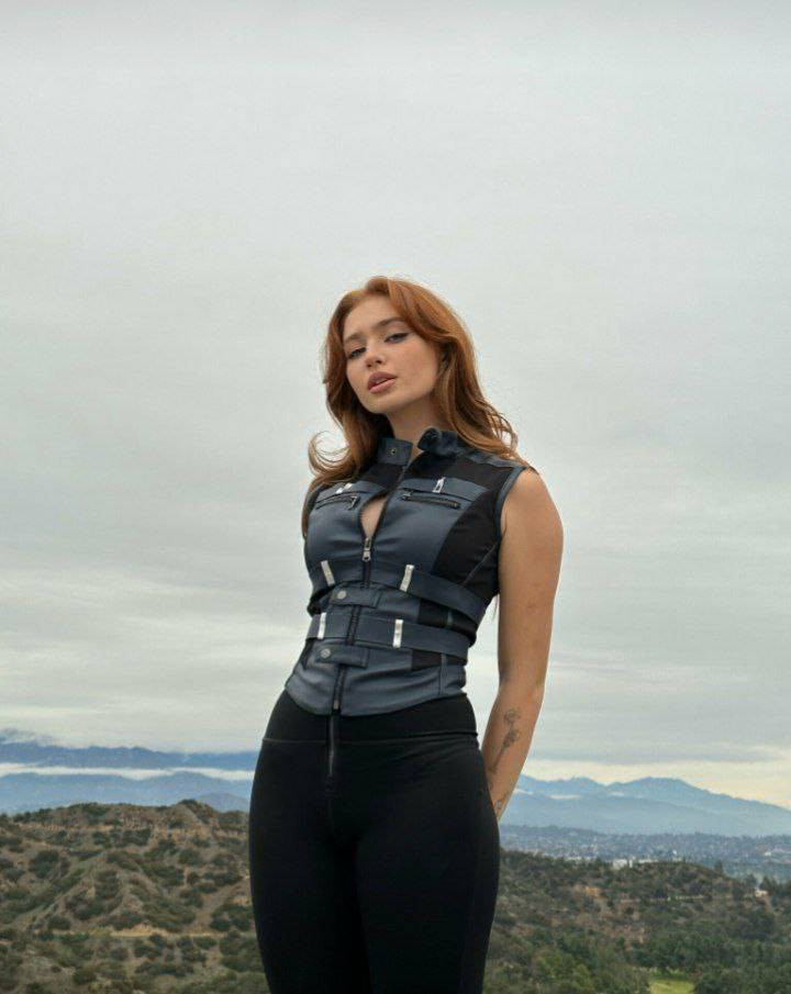 Venice Beach nổi tiếng với tinh thần tự do, phóng khoáng, pha trộn giữa nhiều phong cách khác nhau. Thế nên, việc Renata Valliulina diện bikini tại đây được xem là điều bình thường. Song, kiểu trang phục này cũng không được khuyến khích khi bạn đi trên đường.