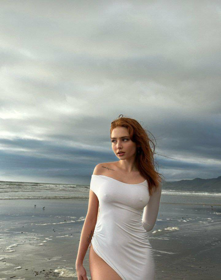 Renata Valliulina cao 1m63, nặng 49kg, cùng số đo ba vòng lần lượt là: 86-61-86 (cm).