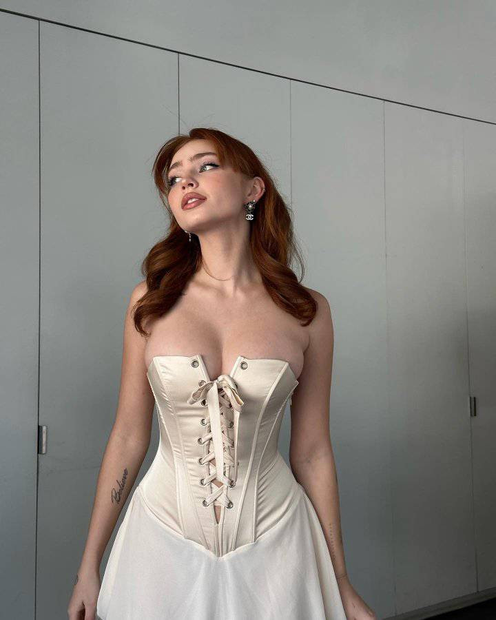 Truyền thông lẫn người hâm mộ ưu ái gọi Renata Valliulina là “Cô gái xinh đẹp nhất trên TikTok”.