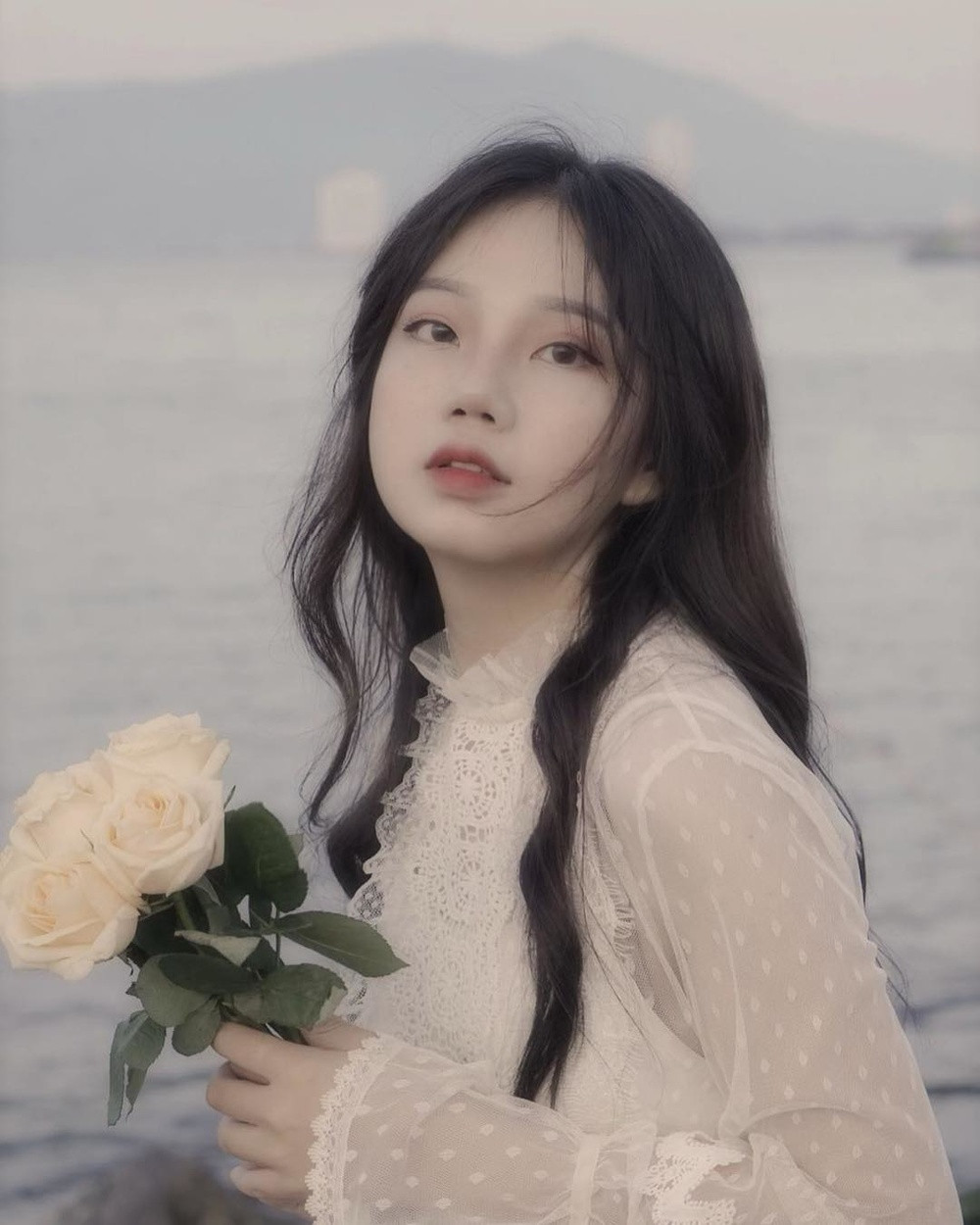 Lê Uyên Vy sở hữu gương mặt bầu bĩnh, đôi mắt to tròn, cô nàng vừa mang nét đẹp thơ ngây đáng yêu vừa quyến rũ.