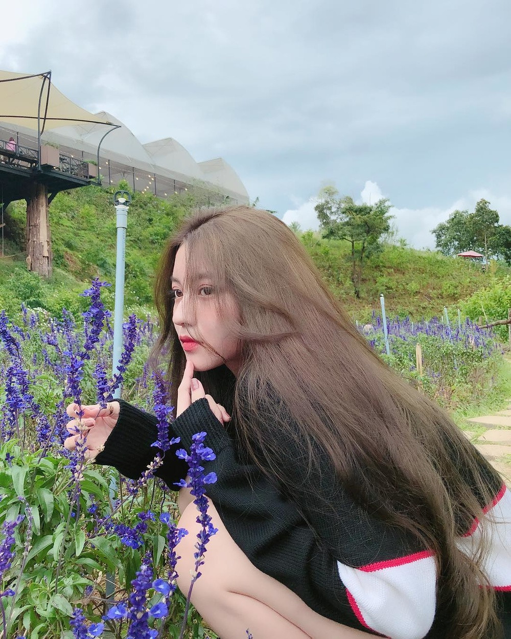 Bâu không chỉ xinh đẹp mà còn rất giỏi kinh doanh, cô nàng không buôn bán online trên Instagram mà có hẳn một thương hiệu riêng về skincare và chăm sóc tóc.