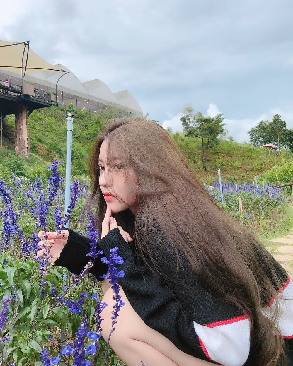 Bâu không chỉ xinh đẹp mà còn rất giỏi kinh doanh, cô nàng không buôn bán online trên Instagram mà có hẳn một thương hiệu riêng về skincare và chăm sóc tóc.