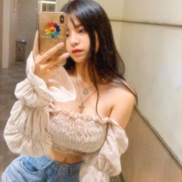 Ngọc Quỳnh được nhiều người gọi là ”nữ thần đồng phục”, vì sự dễ thương, xinh xắn khi diện đồng phục của mình.