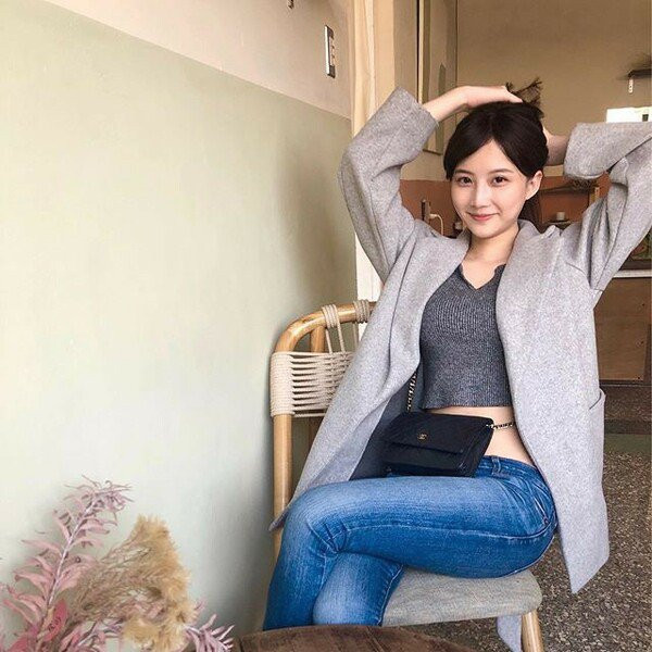 Không chỉ có gương mặt được ví "nữ thần", Liu còn có thân hình gợi cảm, vòng một nóng bỏng thu hút mọi ánh nhìn.