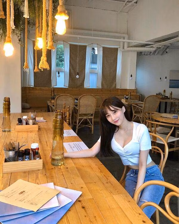 Tại trang cá nhân, hot girl 9X thường xuyên khoe dáng trong các bộ hình nghệ thuật hay những lần đi du lịch cùng bạn bè.