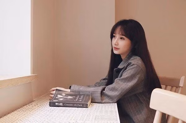 Nhiều chàng trai thốt lên rằng gương mặt trong sáng, thơ ngây của Liu khiến họ nhớ về mối tình đầu thời học sinh.