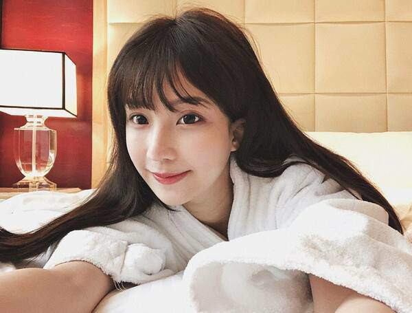 Cùng với sự nổi tiếng, Liu có cơ hội bước chân vào làng giải trí. Bóng hồng 24 tuổi hiện là người mẫu, diễn viên.