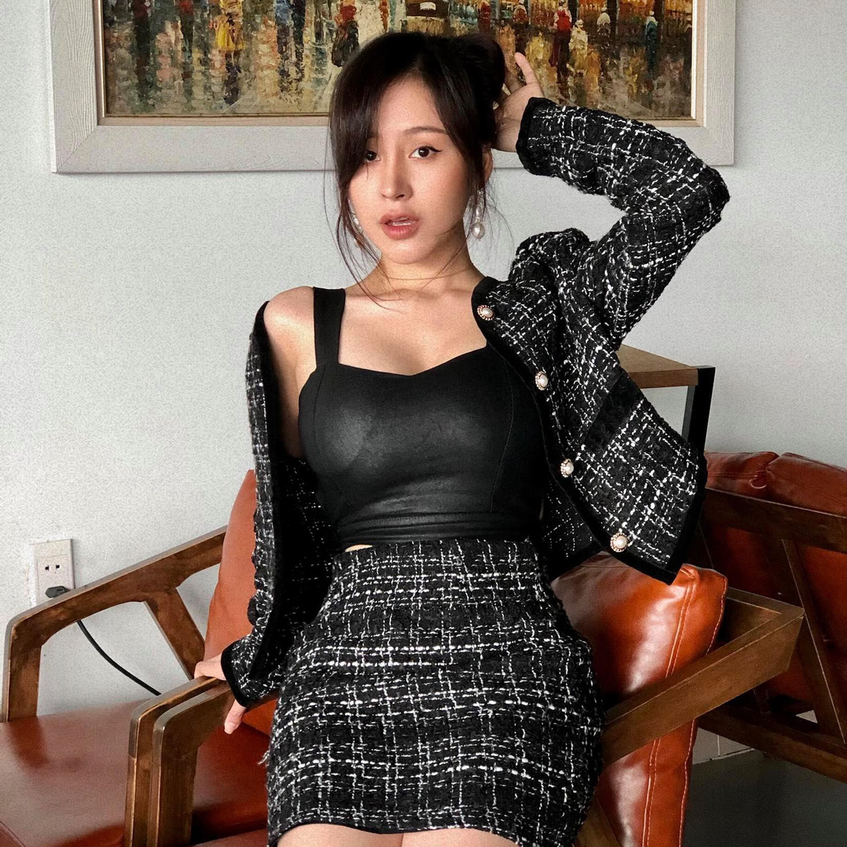 Nổi tiếng với phong cách gợi cảm, hở bạo, Huyền Anh sau nhiều năm nổi tiếng vẫn vậy, nhưng cô biết cách tiết chế hơn để tránh gây ra những cái nhìn thiếu thiện cảm.