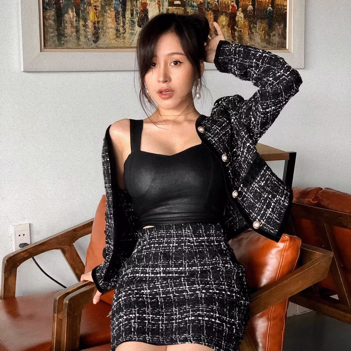 Nổi tiếng với phong cách gợi cảm, hở bạo, Huyền Anh sau nhiều năm nổi tiếng vẫn vậy, nhưng cô biết cách tiết chế hơn để tránh gây ra những cái nhìn thiếu thiện cảm.