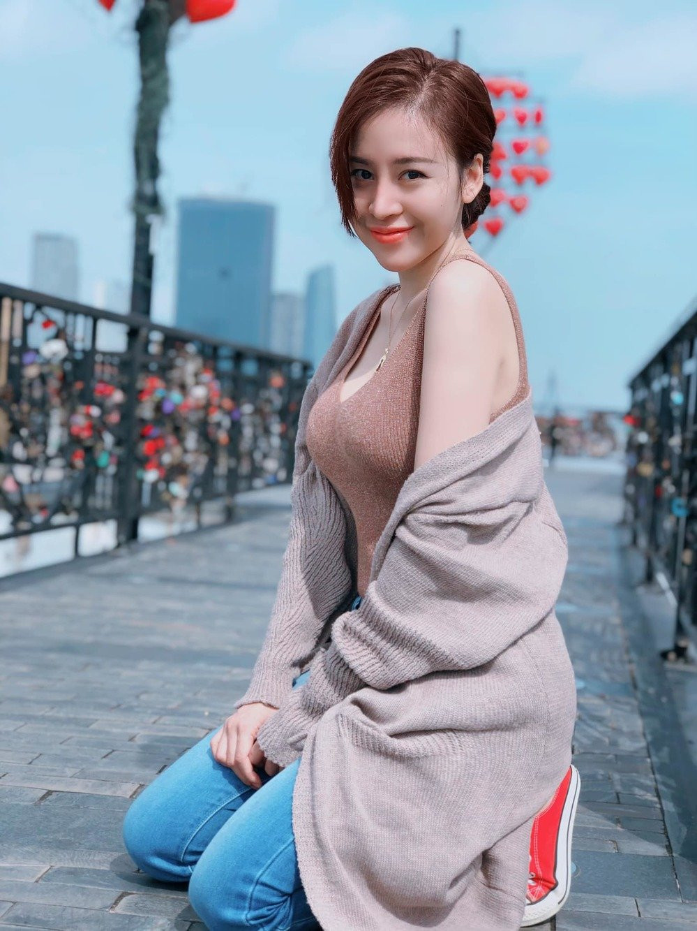 Huyền Anh cho biết, thu nhập của cô bị giảm đến 90% từ khi bùng phát dịch. Các hoạt động nghệ thuật cô tham gia vẫn còn dang dở và bị hủy bỏ.