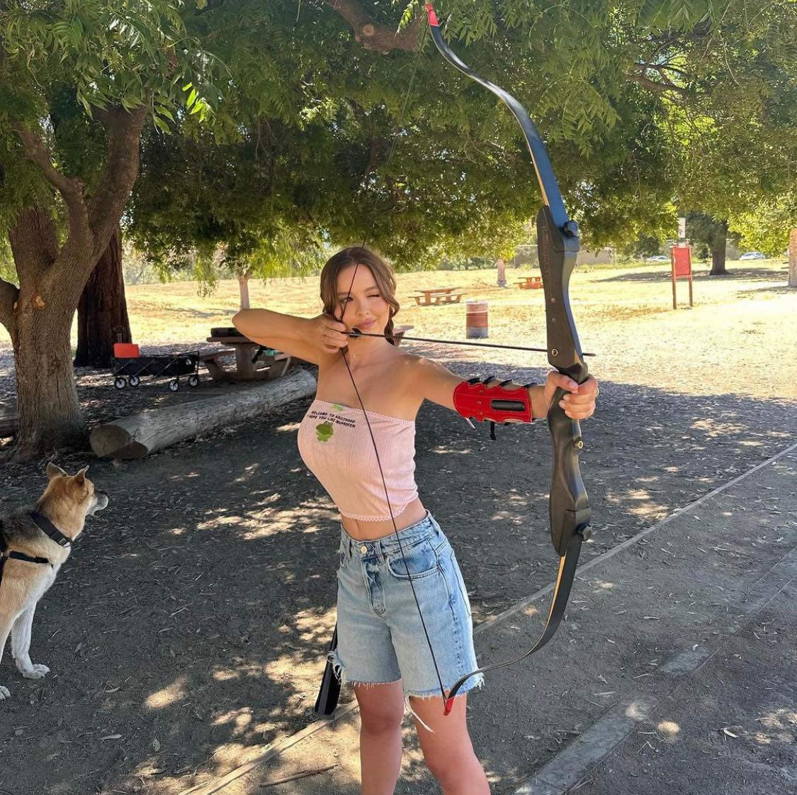 Kiểu áo thun, co giãn cũng là hot item mà Sophie mặc nhiều nhất vào mùa hè.