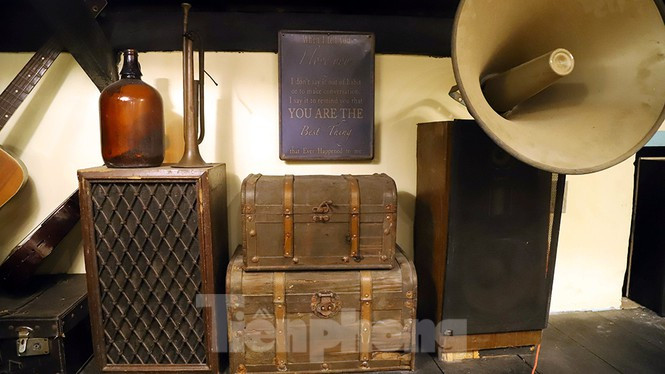 Hòm đựng đạn, loa phát thanh được trang trí tại quán ngày nay.