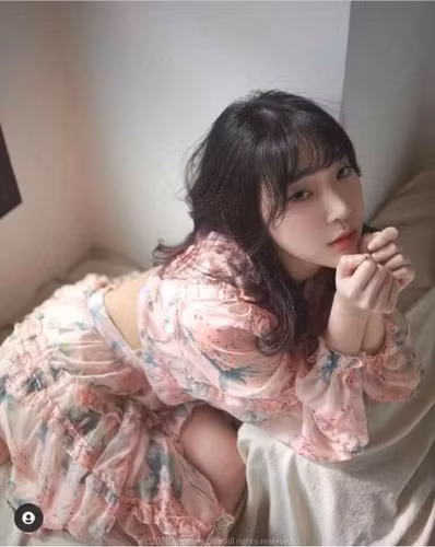 Inkyung sinh năm 1997. Cô nàng cao 1m55, nặng 44kg. Cô có thân hình gợi cảm và khuôn mặt ngây thơ.