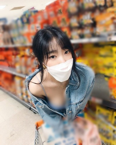 Hot girl người Hàn Quốc không ít lần ăn mặc táo bạo.