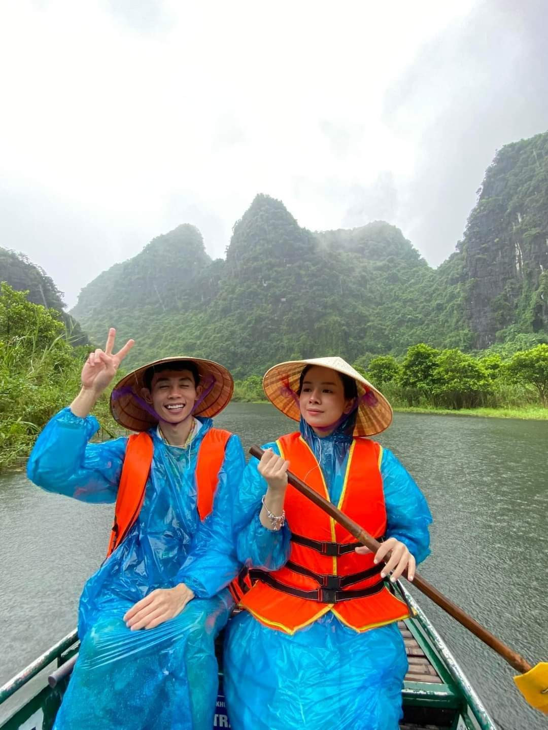 Bên dưới là những khoảnh khắc quán quân "Cười xuyên Việt 2017" cùng người yêu Mie đi "đu đưa" ở Tràng An nhưng lại gặp phải thời tiết mưa gió do ảnh hưởng của cơn bão Noru vừa đổ bộ vào đất liền ít ngày trước.