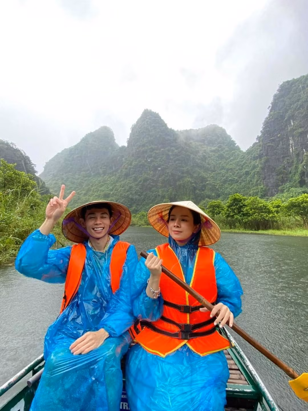 Bên dưới là những khoảnh khắc quán quân "Cười xuyên Việt 2017" cùng người yêu Mie đi "đu đưa" ở Tràng An nhưng lại gặp phải thời tiết mưa gió do ảnh hưởng của cơn bão Noru vừa đổ bộ vào đất liền ít ngày trước.