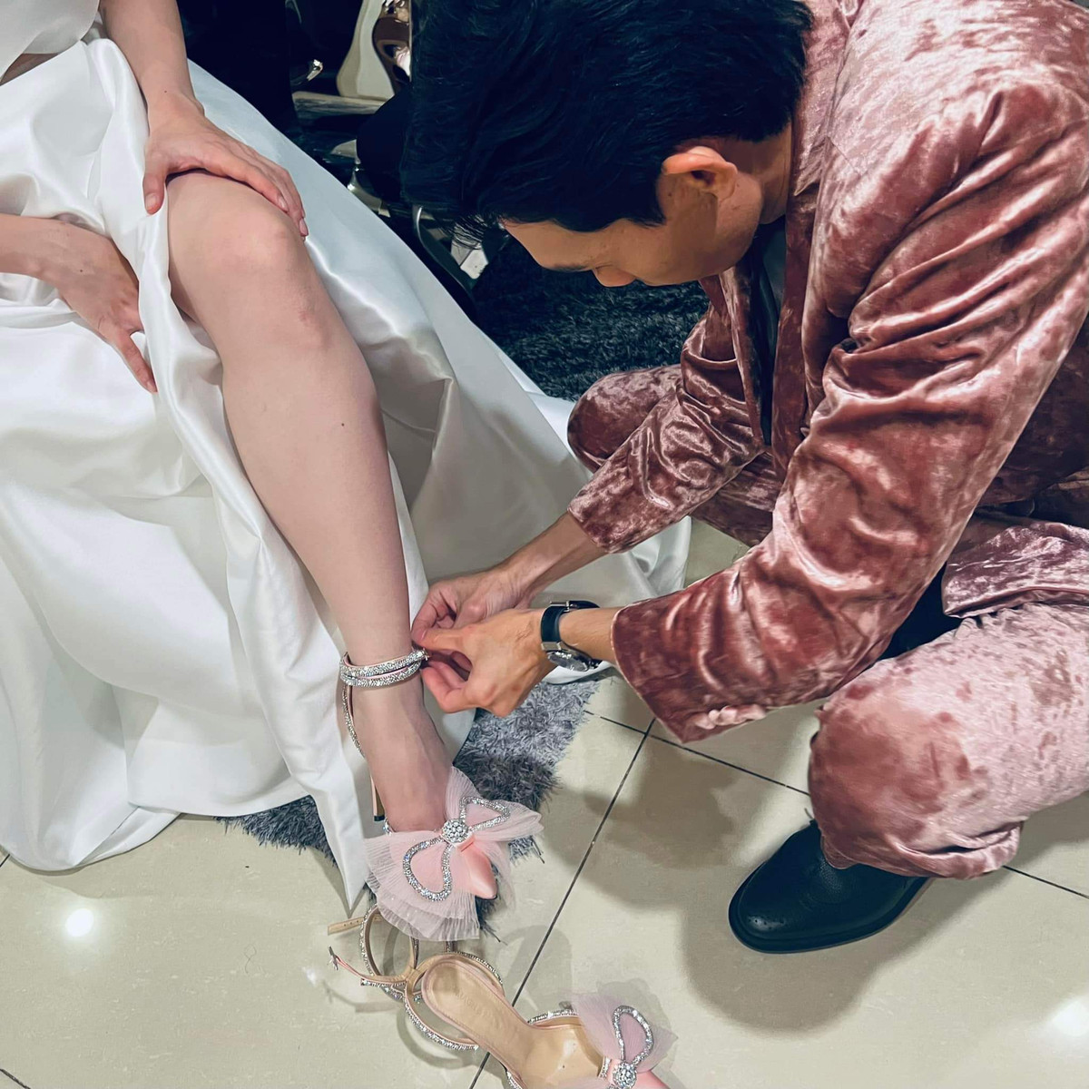 Cộng đồng mạng bày tỏ: "Không đọc chú thích còn tưởng anh chị đi cứu trợ đồng bào miền Trung", "Lúc lướt qua tôi cứ tưởng nghệ sĩ nào đi hỗ trợ bà con vùng bão lũ chứ ", "Nhìn giống hệt đi cứu trợ chứ du lịch gì", "Ninh Bình bất ổn quá nhỉ?", "Khuôn mặt 2 người có tính giải trí cao ghê ", "Đi du lịch gặp trời mưa mà còn phải mặc áo mưa nữa, nghĩ xem cáu không chứ", "Đi xong chuyến này về bà Mie giận ông Thanh tiếp"...