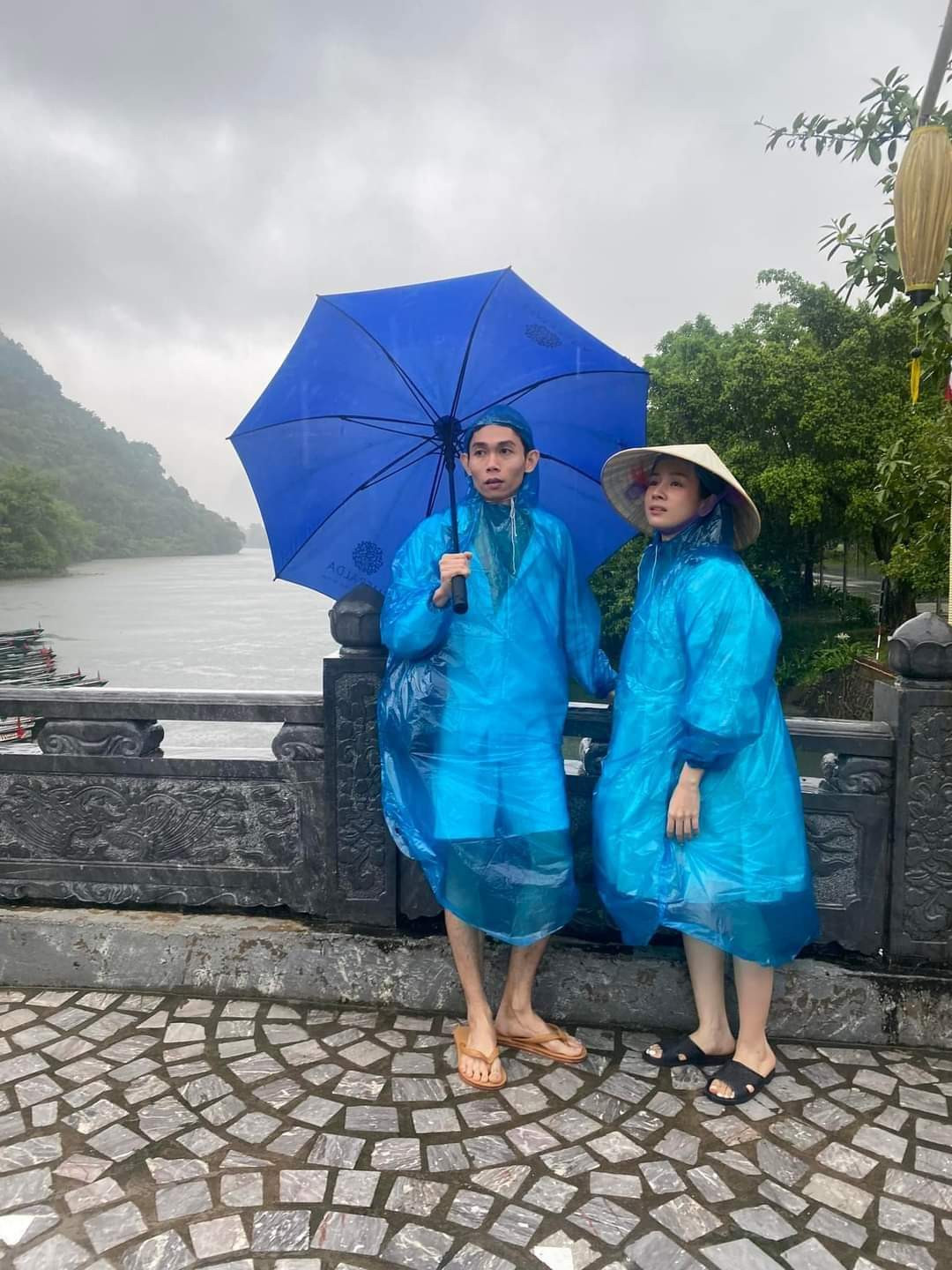 Mới đây, Hồng Thanh đăng tải trên tài khoản Facebook cá nhân những khoảnh khắc ý nghĩa trong chuyến du lịch vừa qua. Thế nhưng điều đáng nói là thời tiết và trang phục của cặp đôi khiến dân mạng "cười bò" vì vừa bất ổn, vừa sai sai!