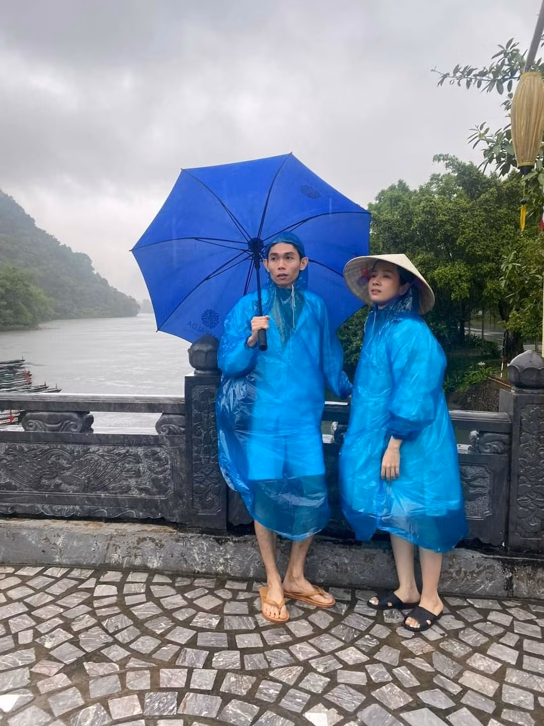 Mới đây, Hồng Thanh đăng tải trên tài khoản Facebook cá nhân những khoảnh khắc ý nghĩa trong chuyến du lịch vừa qua. Thế nhưng điều đáng nói là thời tiết và trang phục của cặp đôi khiến dân mạng "cười bò" vì vừa bất ổn, vừa sai sai!