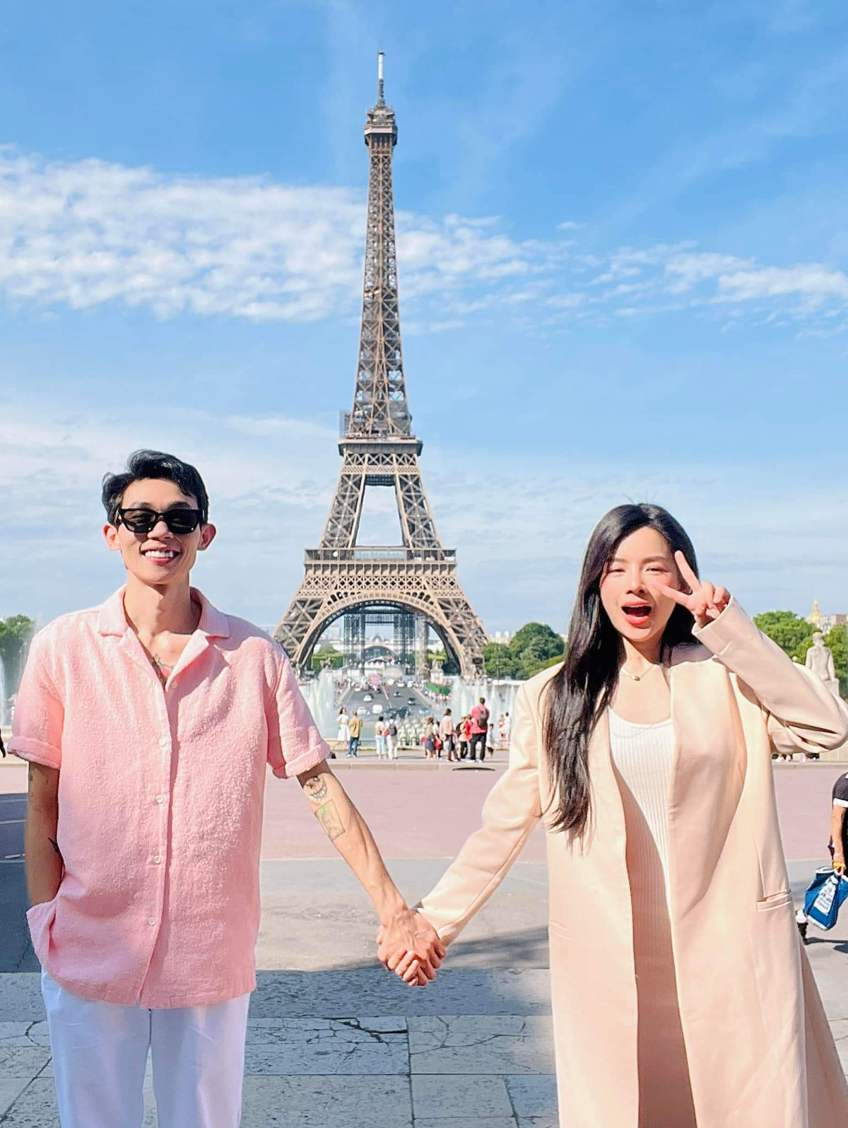 Khoảnh khắc chụp lại khuôn mặt "ngơ ngác, bật ngửa" của Mie và nụ cười tươi rói gắng gượng của Hồng Thanh khiến netizen cười như được mùa!