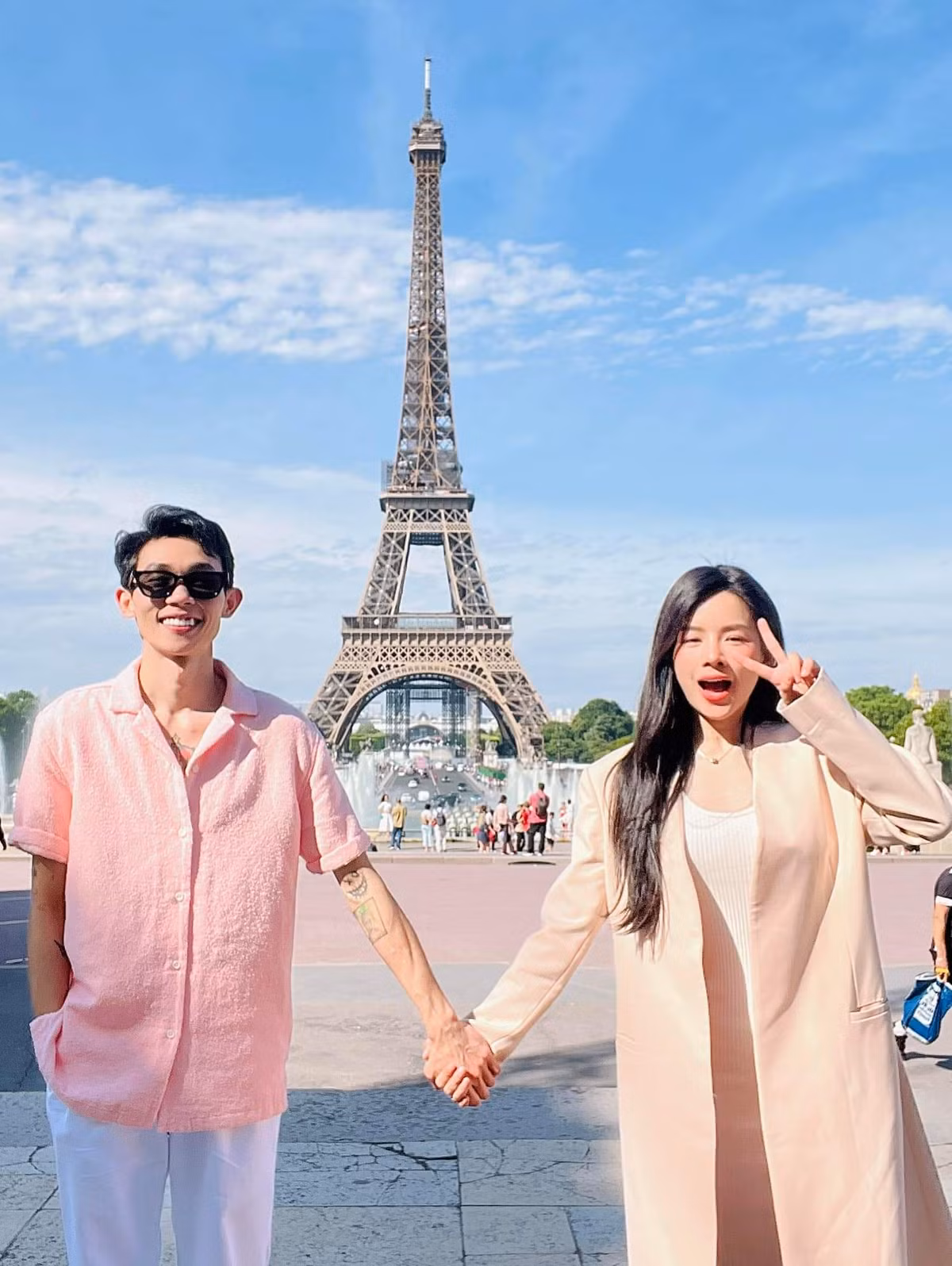 Khoảnh khắc chụp lại khuôn mặt "ngơ ngác, bật ngửa" của Mie và nụ cười tươi rói gắng gượng của Hồng Thanh khiến netizen cười như được mùa!