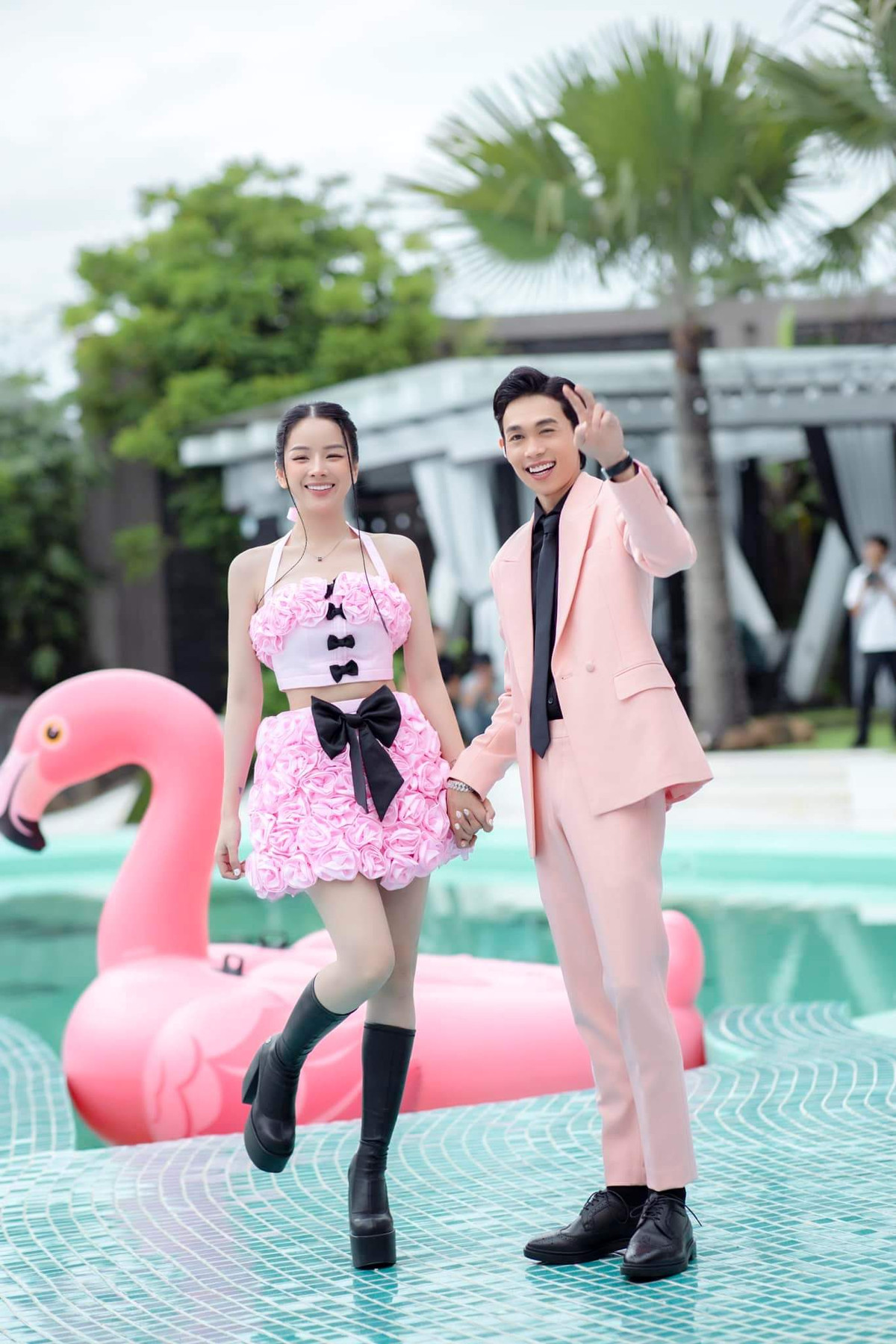 Tuy nhiên trang phục của DJ Mie và Hồng Thanh đều bị che khuất bởi lớp áo mưa nilon màu xanh bên ngoài.