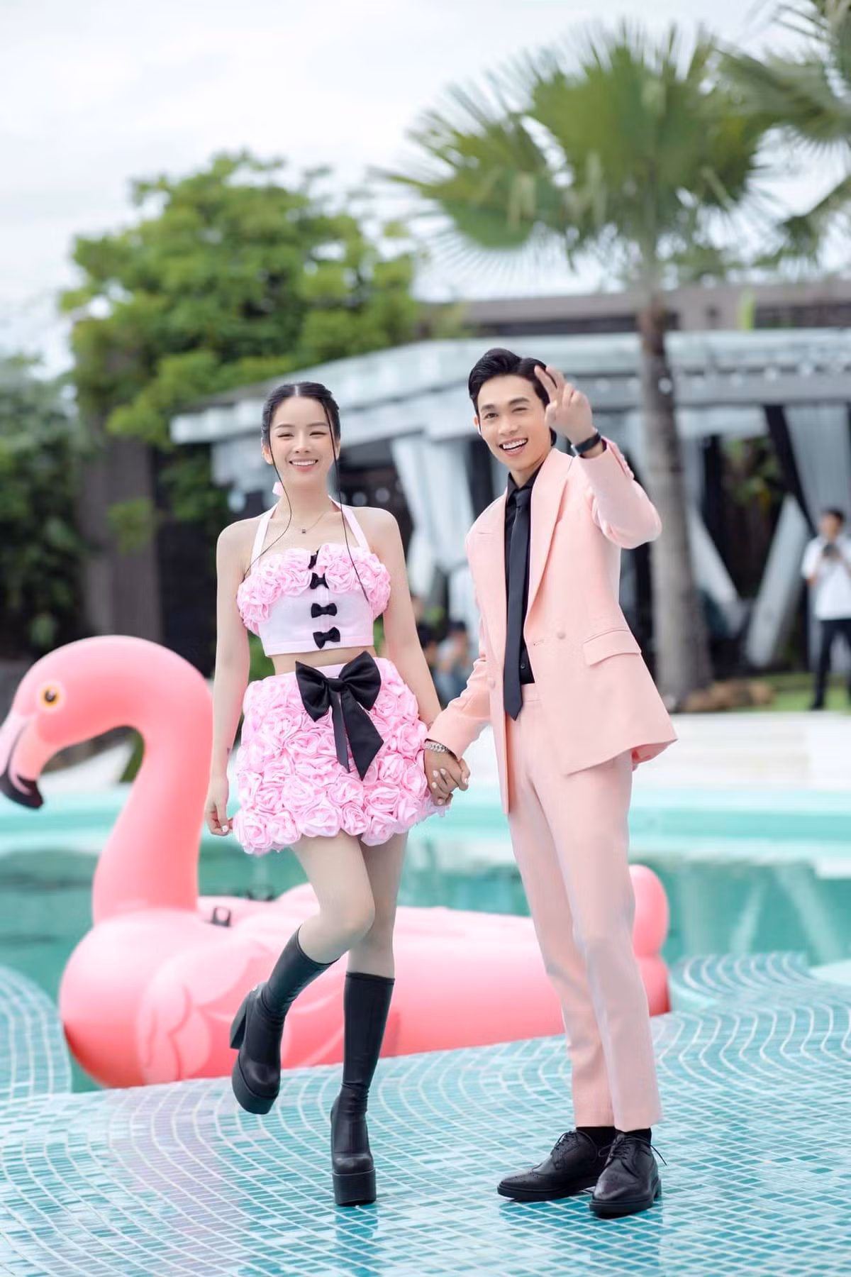 Tuy nhiên trang phục của DJ Mie và Hồng Thanh đều bị che khuất bởi lớp áo mưa nilon màu xanh bên ngoài.