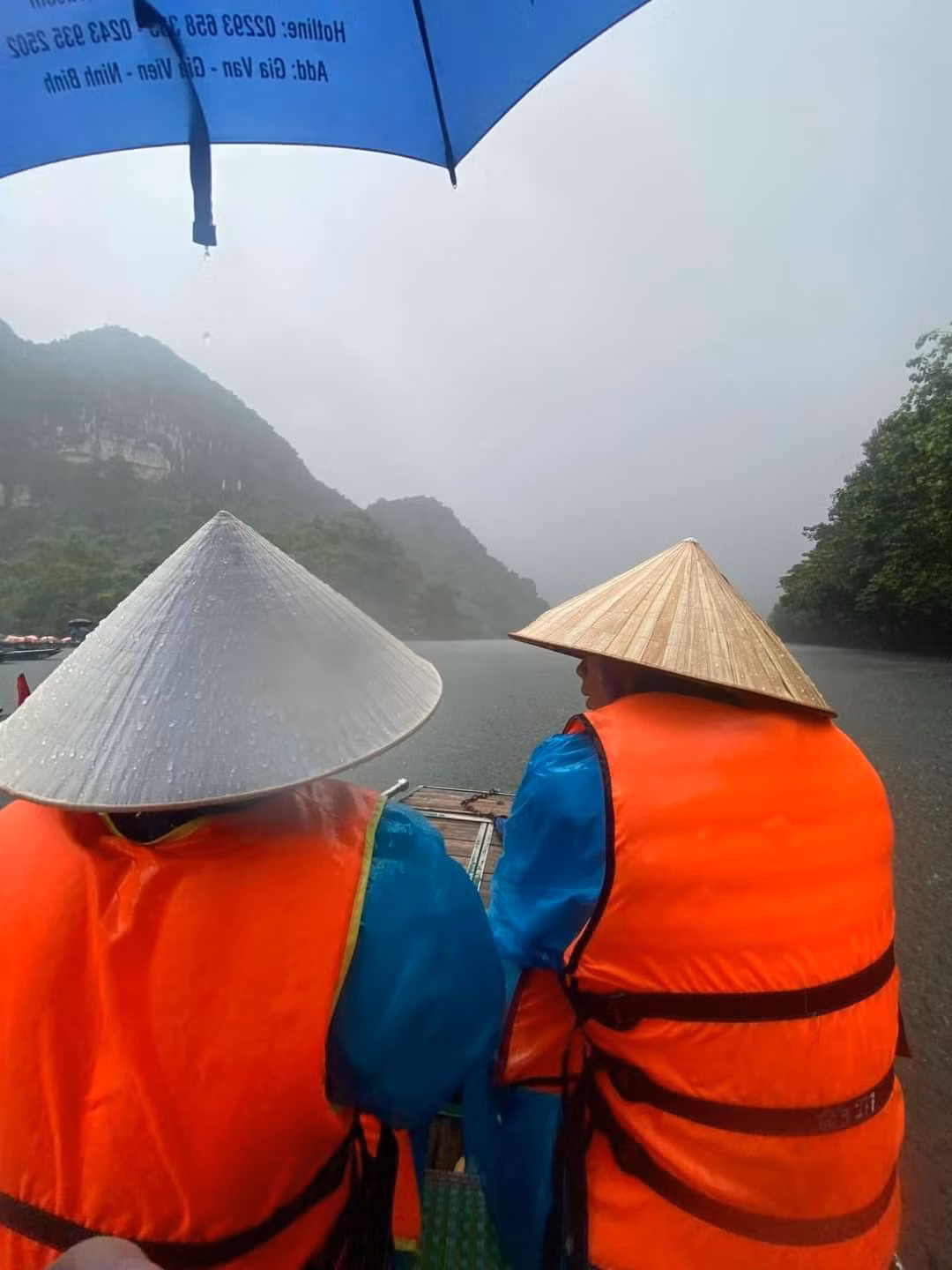 Mặc dù thời tiết không lý tưởng nhưng với tinh thần "đã đến nơi là phải chơi đến chốn", Hồng Thanh và Mie vẫn lên đồ để tham quan các khu danh thắng.