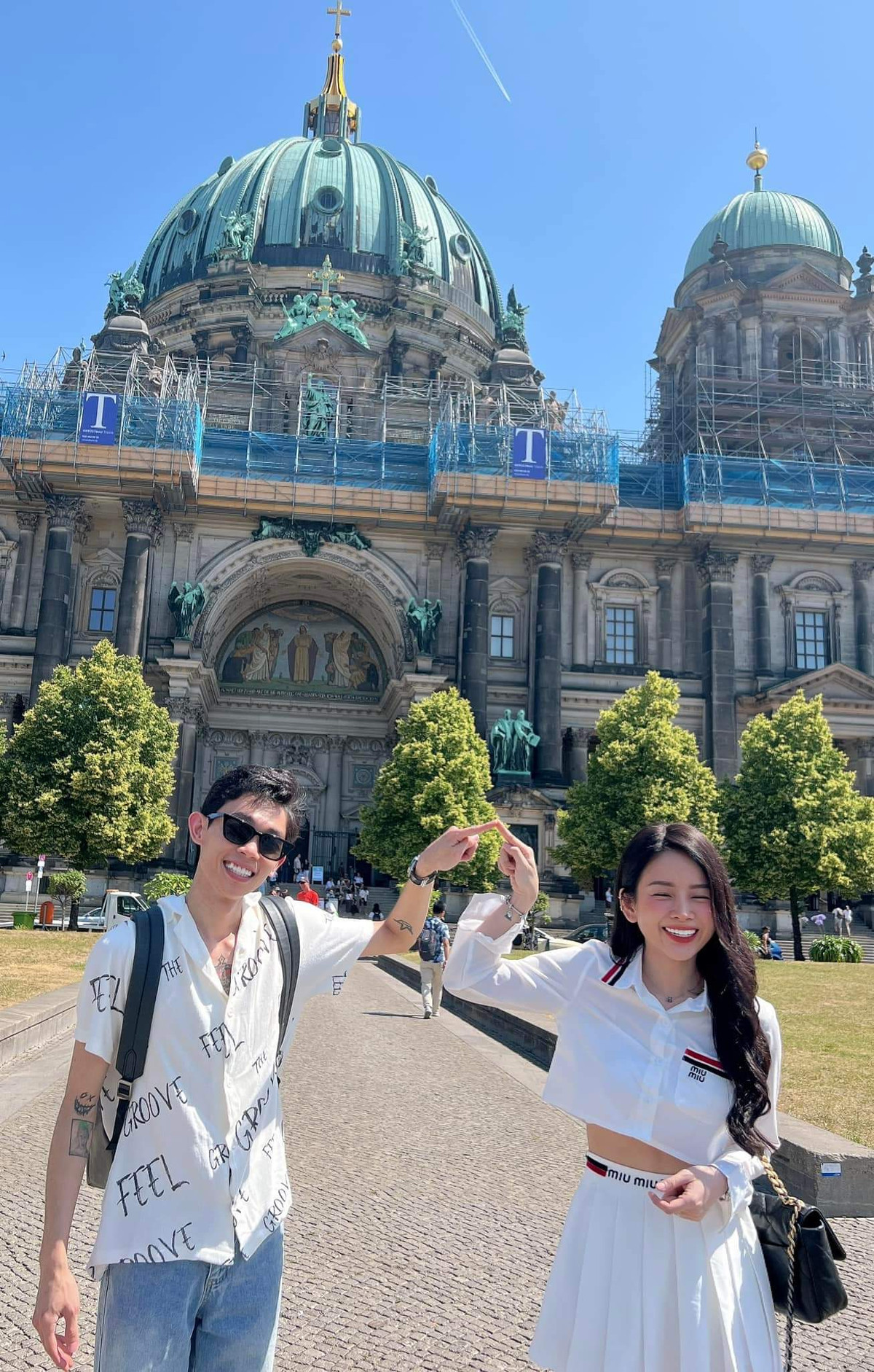 Dưới phần bình luận, người xem đều khẳng định đi xong chuyến này về có khi Mie giận tiếp đợt 2. Ngoài ra, hình ảnh cặp đôi chụp ảnh lưu niệm trong bộ áo mưa giản dị và thời tiết mây đen u ám gây ấn tượng mạnh.