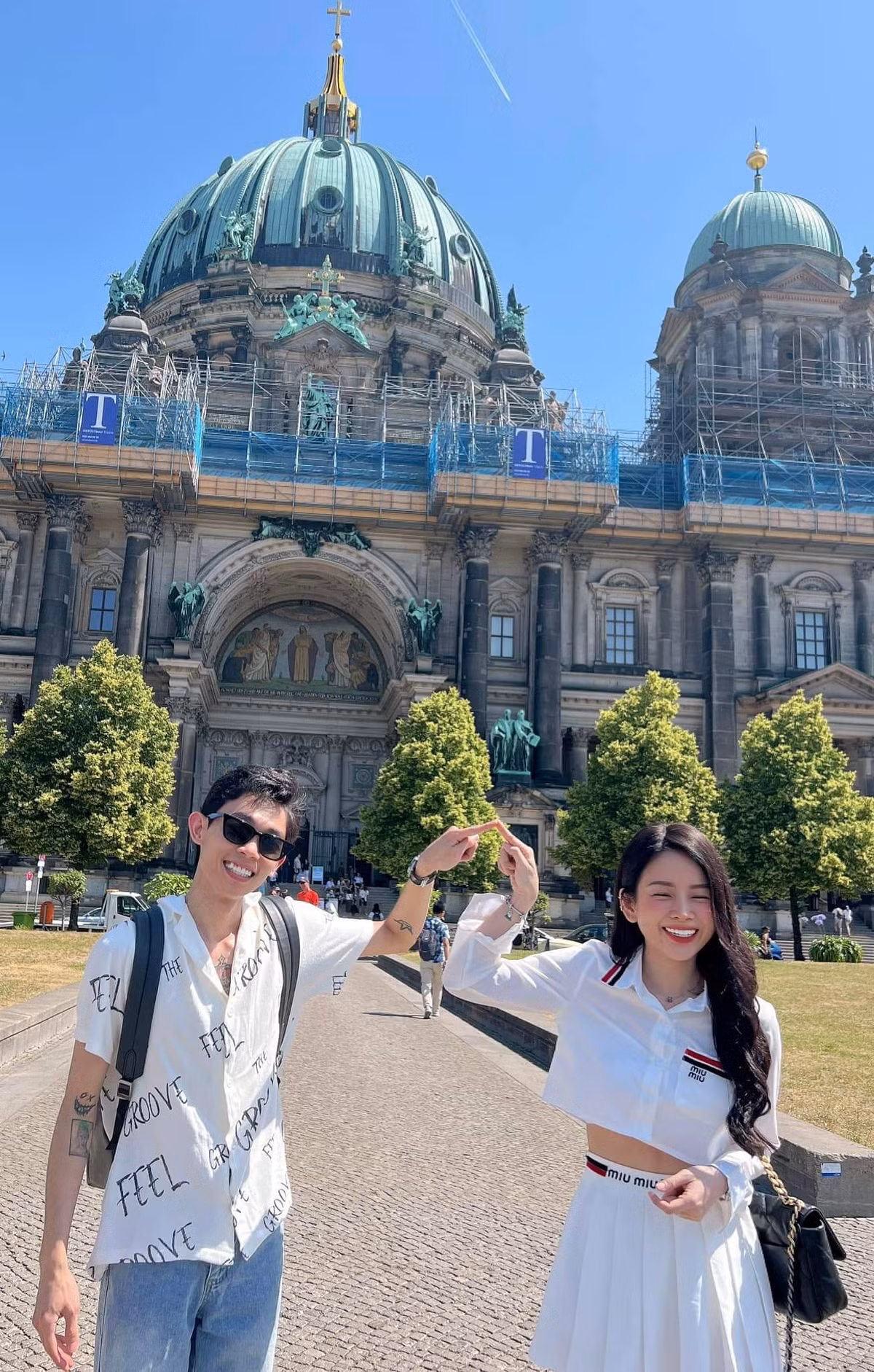 Dưới phần bình luận, người xem đều khẳng định đi xong chuyến này về có khi Mie giận tiếp đợt 2. Ngoài ra, hình ảnh cặp đôi chụp ảnh lưu niệm trong bộ áo mưa giản dị và thời tiết mây đen u ám gây ấn tượng mạnh.