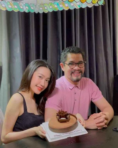 Những lần ông xuất hiện hiếm hoi là qua lời chia sẻ của Doãn Hải My, về việc được bố gửi tặng sách để đọc trong thời gian mang thai bé Lúa, hay khi nhóc tỳ được tròn 1 tháng tuổi, "ông ngoại" cũng dành cho cháu cái ôm ấm áp yêu thương.