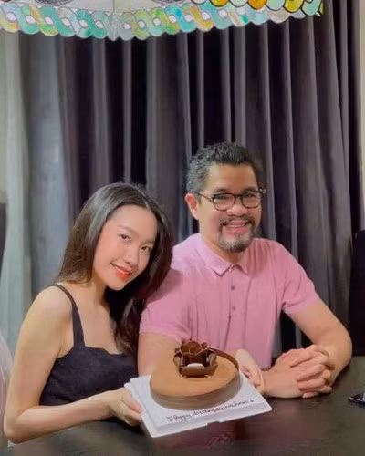 Những lần ông xuất hiện hiếm hoi là qua lời chia sẻ của Doãn Hải My, về việc được bố gửi tặng sách để đọc trong thời gian mang thai bé Lúa, hay khi nhóc tỳ được tròn 1 tháng tuổi, "ông ngoại" cũng dành cho cháu cái ôm ấm áp yêu thương.