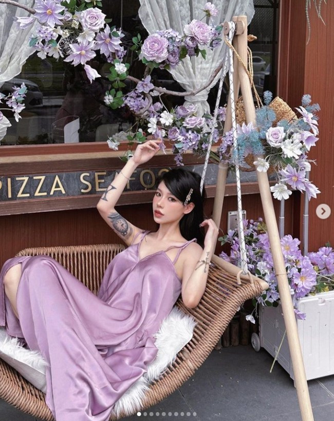 Vòng 2 cũng là niềm tự hào của Dinonoz, đồng thời là “vũ khí” giúp các bộ hình thời trang của cô trở nên cuốn hút, khỏe khoắn hơn. Tuy thuộc tuýp “bé hạt tiêu” song vòng eo của người đẹp vô cùng săn chắc, nổi rãnh rõ rệt ở nhiều góc chụp trực diện lẫn chụp nghiêng.