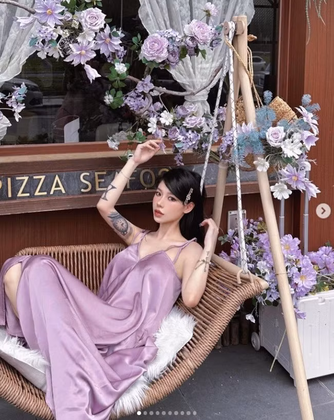 Vòng 2 cũng là niềm tự hào của Dinonoz, đồng thời là “vũ khí” giúp các bộ hình thời trang của cô trở nên cuốn hút, khỏe khoắn hơn. Tuy thuộc tuýp “bé hạt tiêu” song vòng eo của người đẹp vô cùng săn chắc, nổi rãnh rõ rệt ở nhiều góc chụp trực diện lẫn chụp nghiêng.