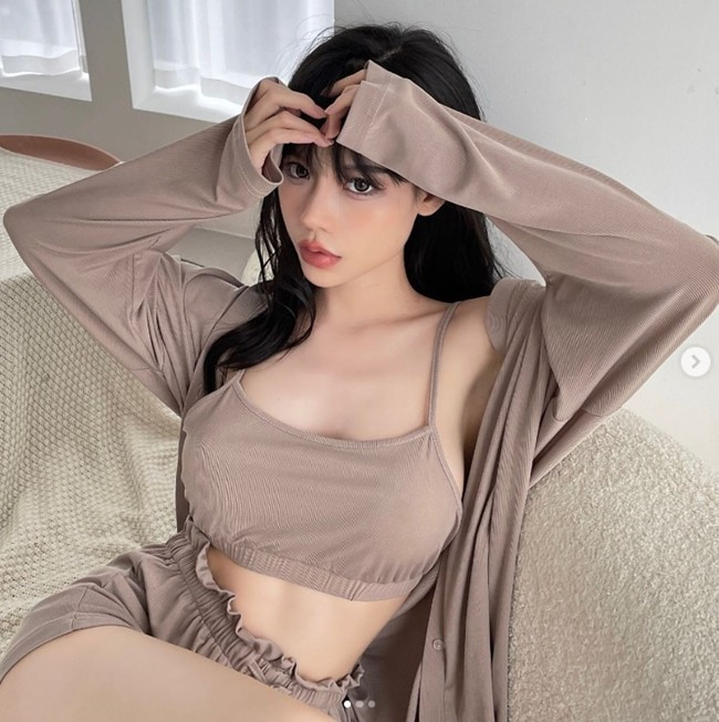 Để giúp vòng 1 luôn đầy đặn và mịn màng không tì vết, Dinonoz thường xuyên massage khu vực này với các loại dầu massage chuyên dụng. Ngoài ra, cô còn kết hợp thoa các loại kem dưỡng tương tự như làm với da mặt.