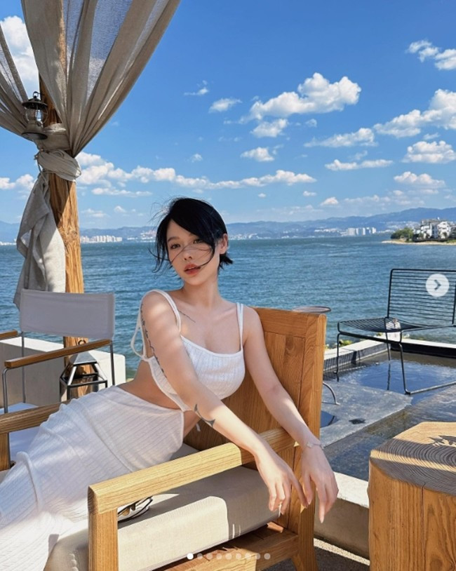 Bí quyết để có vòng eo đẹp mướt mải của cô chủ shop nội y là tránh xa những món ăn nhiều dầu mỡ, tập trung ăn nhiều thịt nạc kết hợp uống thêm bột protein. Hàng ngày, cô cũng tập các động tác như plank, gập bụng để có cơ bụng rõ nét, rãnh bụng hằn sâu.