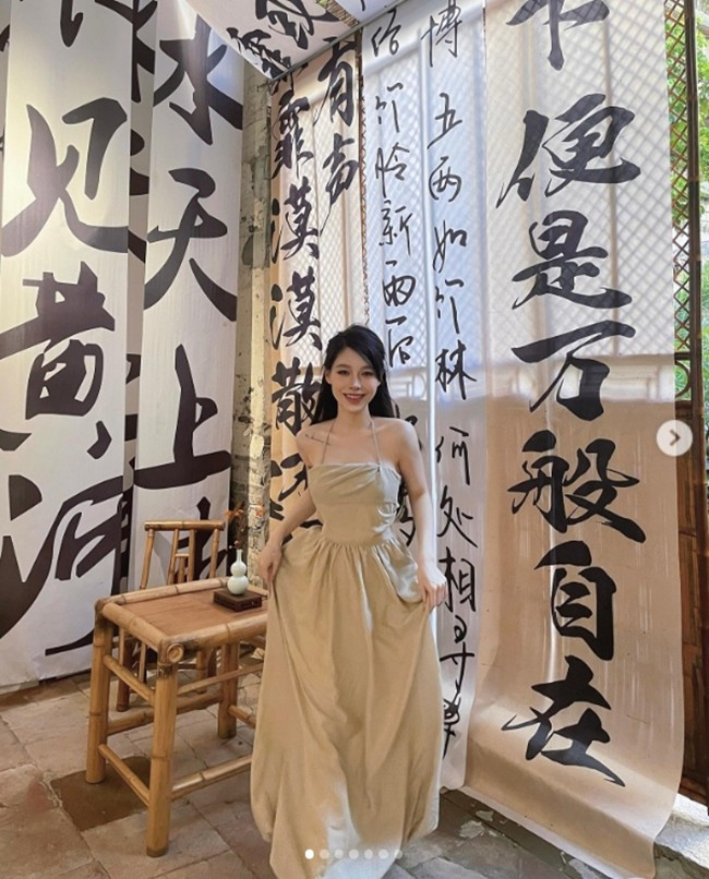 Hàng ngày, Dinonoz không ăn kiêng quá khắt khe. Cô thậm chí còn “nghiện” hai thứ đồ uống là coca và café. Tuy nhiên, thay vì loại coca thông thường, người đẹp chọn loại coca không đường để không ảnh hưởng tới vóc dáng.