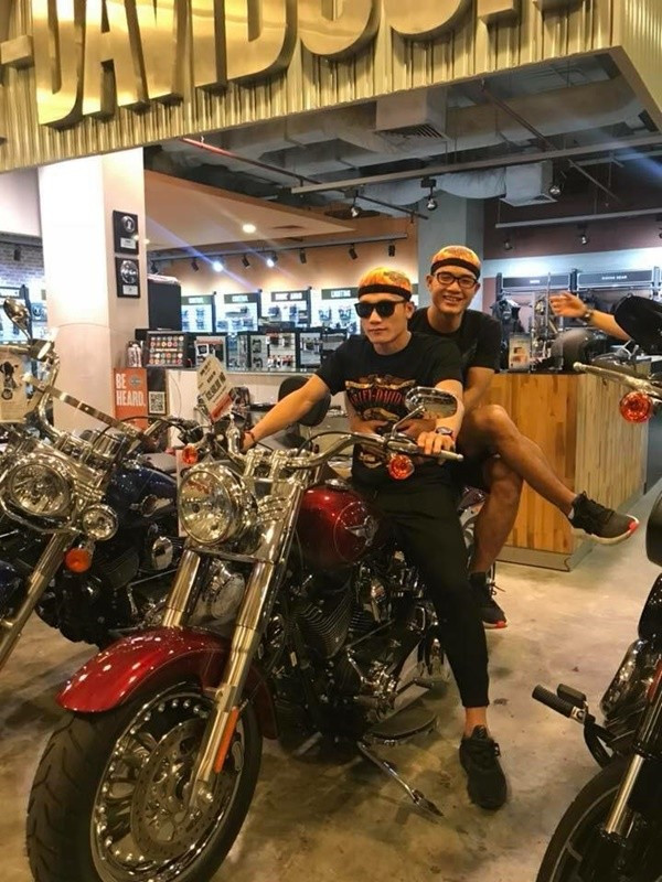 "Nếu không chê Dũng nghèo thì Chinh cứ lên xe Dũng đèo" từng là caption được netizen bình luận cho bức ảnh này của 2 chàng cầu thủ.