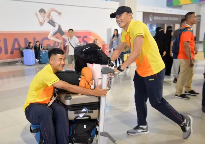 Những hình ảnh vui vẻ của Bùi Tiến Dũng và Hà Đức Chinh từng được netizen truyền tay nhau.