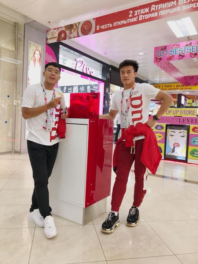 Trong khi Hà Đức Chinh đã "chốt đơn" được bạn gái xinh đẹp Mai Hà Trang thì Bùi Tiến Dũng đang trải qua những ngày tháng vô cùng ngọt ngào bên cô người mẫu Tây - Dianka.