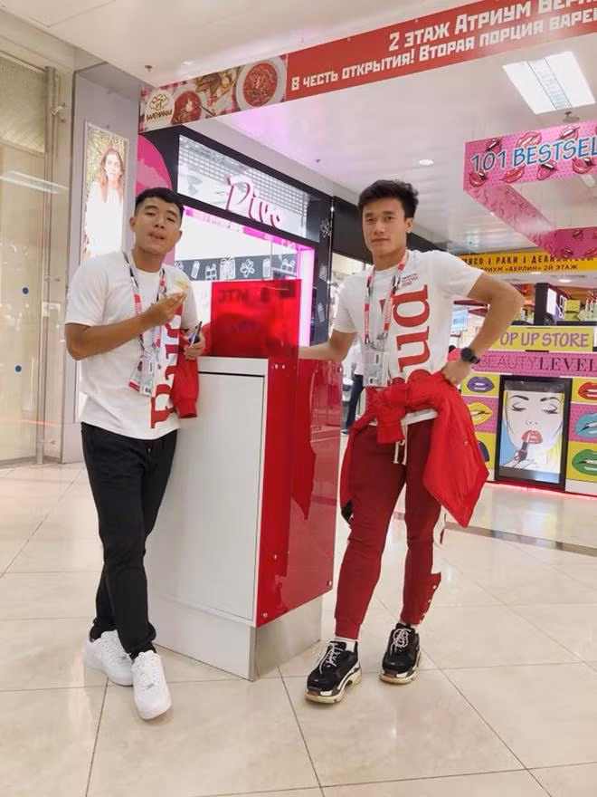 Trong khi Hà Đức Chinh đã "chốt đơn" được bạn gái xinh đẹp Mai Hà Trang thì Bùi Tiến Dũng đang trải qua những ngày tháng vô cùng ngọt ngào bên cô người mẫu Tây - Dianka.