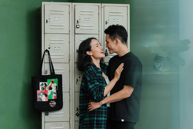 Ba mẹ sẽ luôn đồng hành bên cạnh con, và cũng có rất nhiều cô chú mong con, gửi những lời chúc yêu thương nhất đến con. Tranh thủ lúc con ngủ mẹ viết mấy dòng này cùng với mấy tấm hình kỷ niệm, thay cho lời chào của con đến với tất cả các cô chú. Cảm ơn những lời chúc của mọi người để gia đình nhỏ của mình được mọi sự tốt đẹp, để con được chào đời bình an, em bé Nguyễn Thu An." - Nữ vlogger chia sẻ trên trang cá nhân.