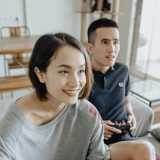 Theo chia sẻ của bạn bè, Giang Ơi! là người luôn vội vã trong mọi chuyện, còn chồng cô - Trị Nguyễn lại cẩn thận, chu đáo và luôn điềm tĩnh. Họ là những mảnh ghép bổ sung điểm yếu, khiến đối phương tốt lên từng ngày.