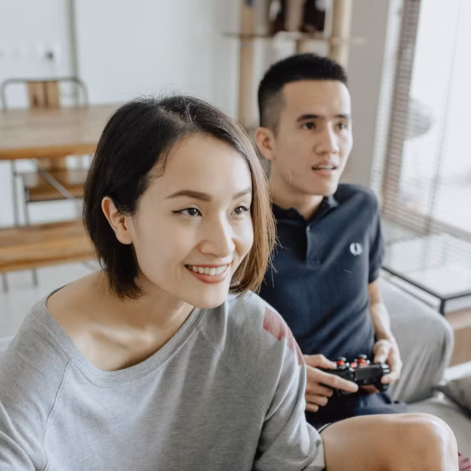 Theo chia sẻ của bạn bè, Giang Ơi! là người luôn vội vã trong mọi chuyện, còn chồng cô - Trị Nguyễn lại cẩn thận, chu đáo và luôn điềm tĩnh. Họ là những mảnh ghép bổ sung điểm yếu, khiến đối phương tốt lên từng ngày.