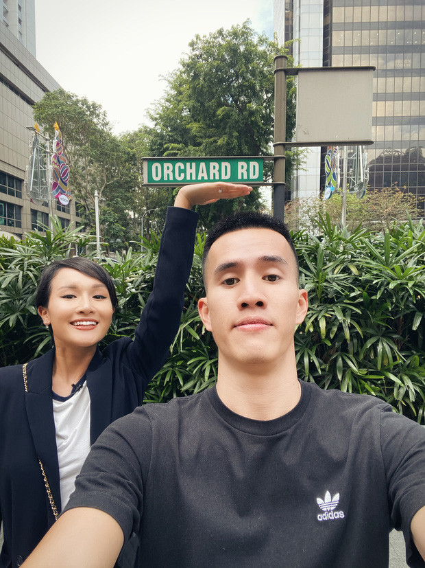 Cụ thể trên trang cá nhân, nữ vlogger cho biết: "Mây nhỏ xíu, được bác sĩ đặt lên nằm lọt thỏm trên lòng mẹ lần đầu tiên. Cảm giác lúc ấy là một thứ hạnh phúc mà mẹ không diễn tả được thành lời. Mẹ thương Mây bé bỏng, thương ba vất vả chạy ngược xuôi, thương đám anh chị lắm lông của con ngơ ngác nhìn theo khi thấy đêm hôm ba mẹ khăn gói hớt hải rời nhà. Vậy là gia đình nhỏ của mình có thêm một mảnh ghép mới...