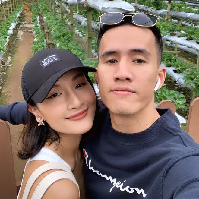 Năm 21 tuổi, nữ vlogger Giang Ơi! và chồng yêu lại từ đầu để cùng học hỏi, bù đắp cho đối phương. 6 năm hẹn hò, họ là chỗ dựa của nhau, cùng chia sẻ những cay đắng, ngọt bùi của cuộc sống.