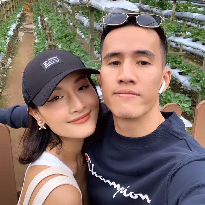 Năm 21 tuổi, nữ vlogger Giang Ơi! và chồng yêu lại từ đầu để cùng học hỏi, bù đắp cho đối phương. 6 năm hẹn hò, họ là chỗ dựa của nhau, cùng chia sẻ những cay đắng, ngọt bùi của cuộc sống.