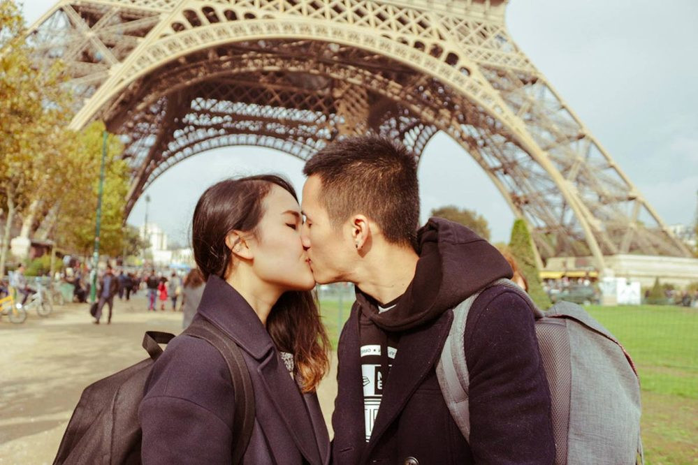 Vlogger Giang Ơi! thường gọi chồng mình là “anh bạn thân”, bởi lẽ họ từng có tình cảm với nhau khi còn ngồi trên ghế nhà trường ở tuổi 15, 16 mộng mơ. Tuy nhiên “tình yêu gà bông” chẳng kéo dài được bao lâu, họ lạc mất nhau và chính thức nói lại lời yêu sau 5 năm, khi cả hai đã chín chắn, trưởng thành.