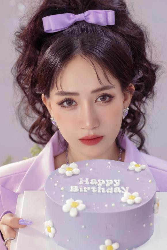 Năm 2019, Joyce Phạm kết hôn với thiếu gia Tâm Nguyễn khi tuổi đời còn trẻ. Đám cưới của cô nàng gây chấn động vì quy tụ dàn siêu xe hoành tráng và có sự góp mặt của nhiều người nổi tiếng.